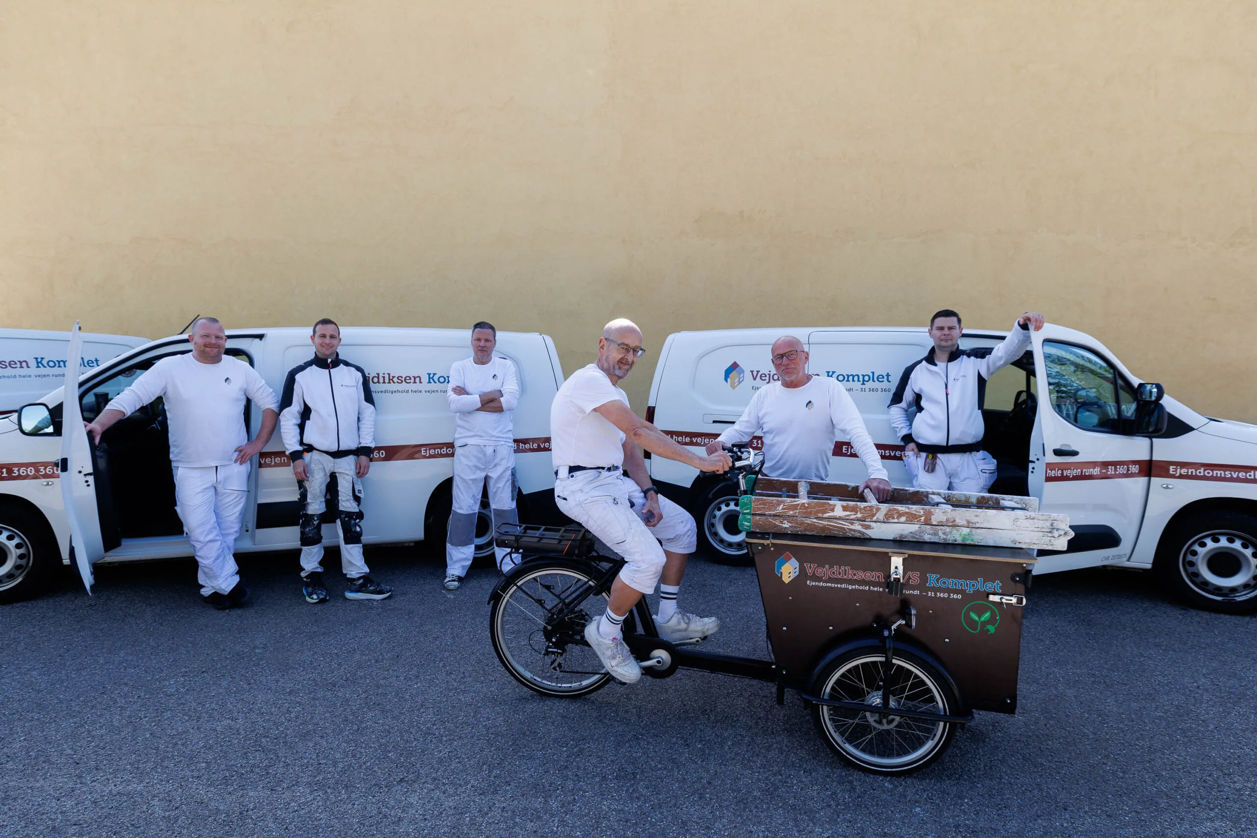 Malerfirmaet Vejdiksen foran deres biler og ladcykel